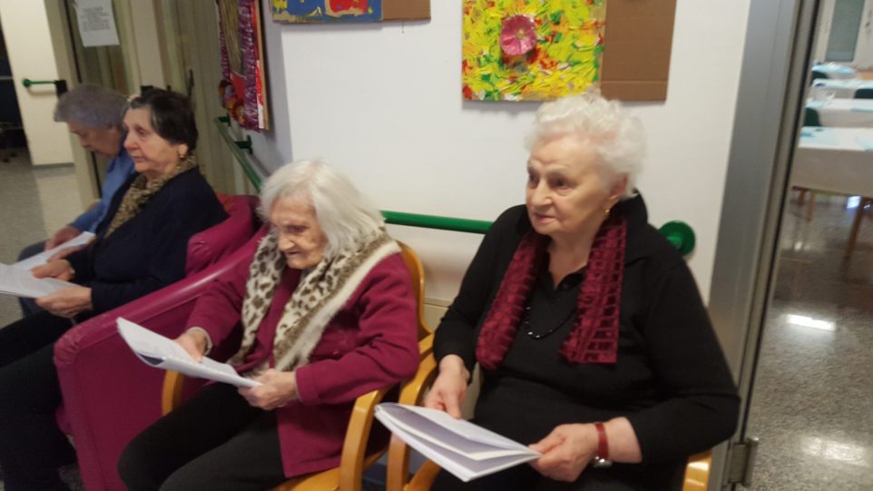 Ospiti cantano in gruppo Comunità Alloggio "Silvagni"