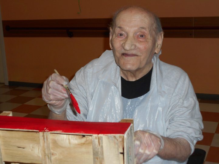 Ospite all'opera con pennello e colori Casa Protetta "F.lli Bedeschi"