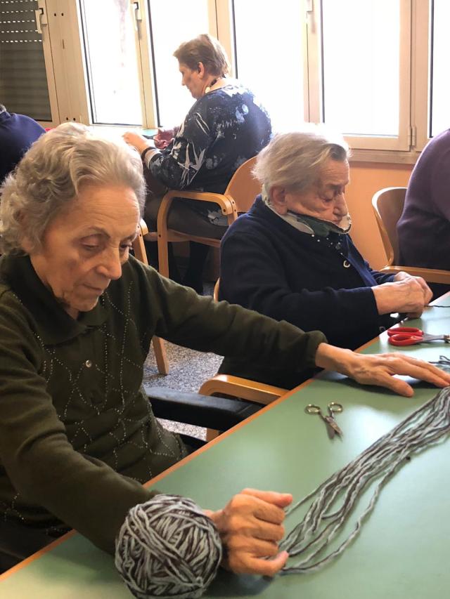Ospiti lavorano manualmente Comunità Alloggio "Silvagni"