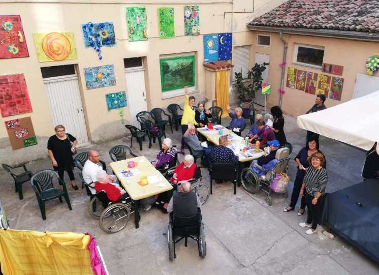 Foto di gruppo durante esposizione San Michele nella sede Amministrativa