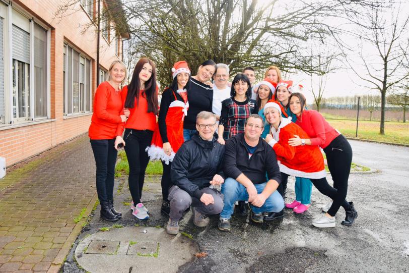 Foto di gruppo natalizia operatori Comunità Alloggio "Silvagni"
