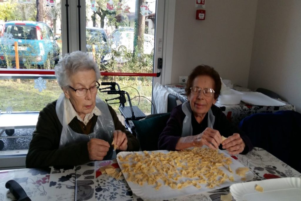 Ospiti preparano la pasta fresca Comunità Alloggio Via Fermini