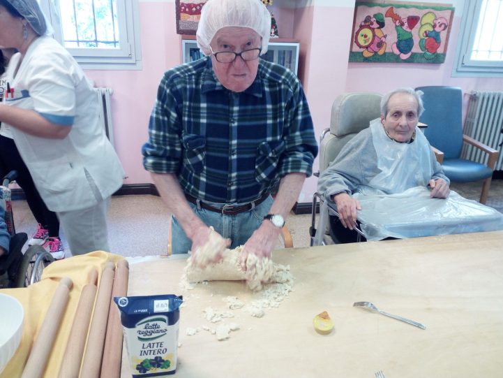 Ospiti preparano la pasta fresca CRA "Sassoli"