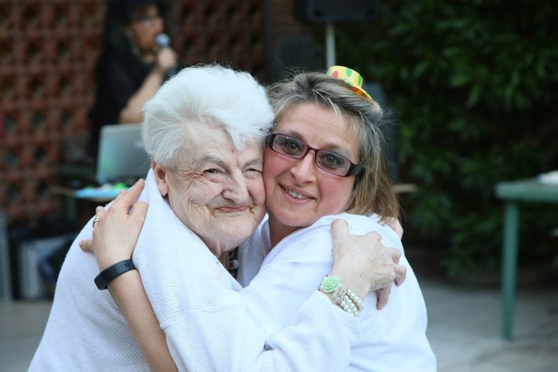Ospite in cortile con OSS Casa Protetta "F.lli Bedeschi"