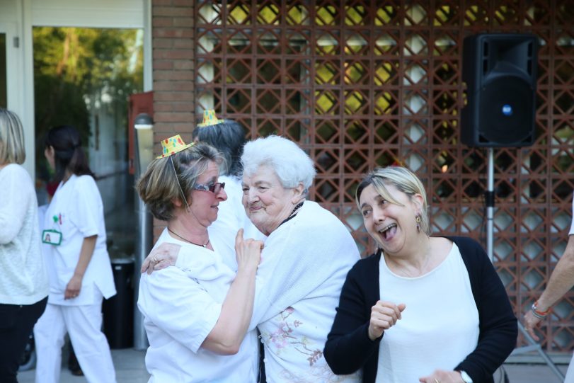 Ospiti e operatori ballano Casa Protetta "F.lli Bedeschi"