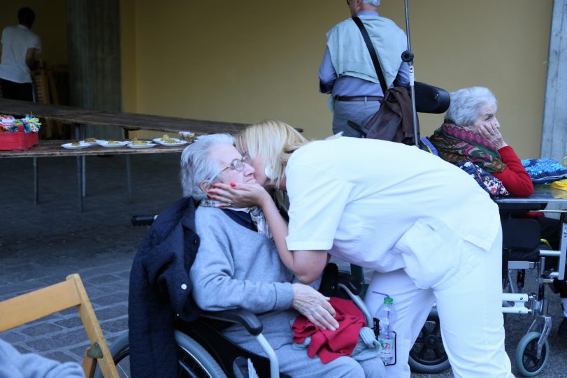 Ospite e OSS in festa Casa Protetta "F.lli Bedeschi"